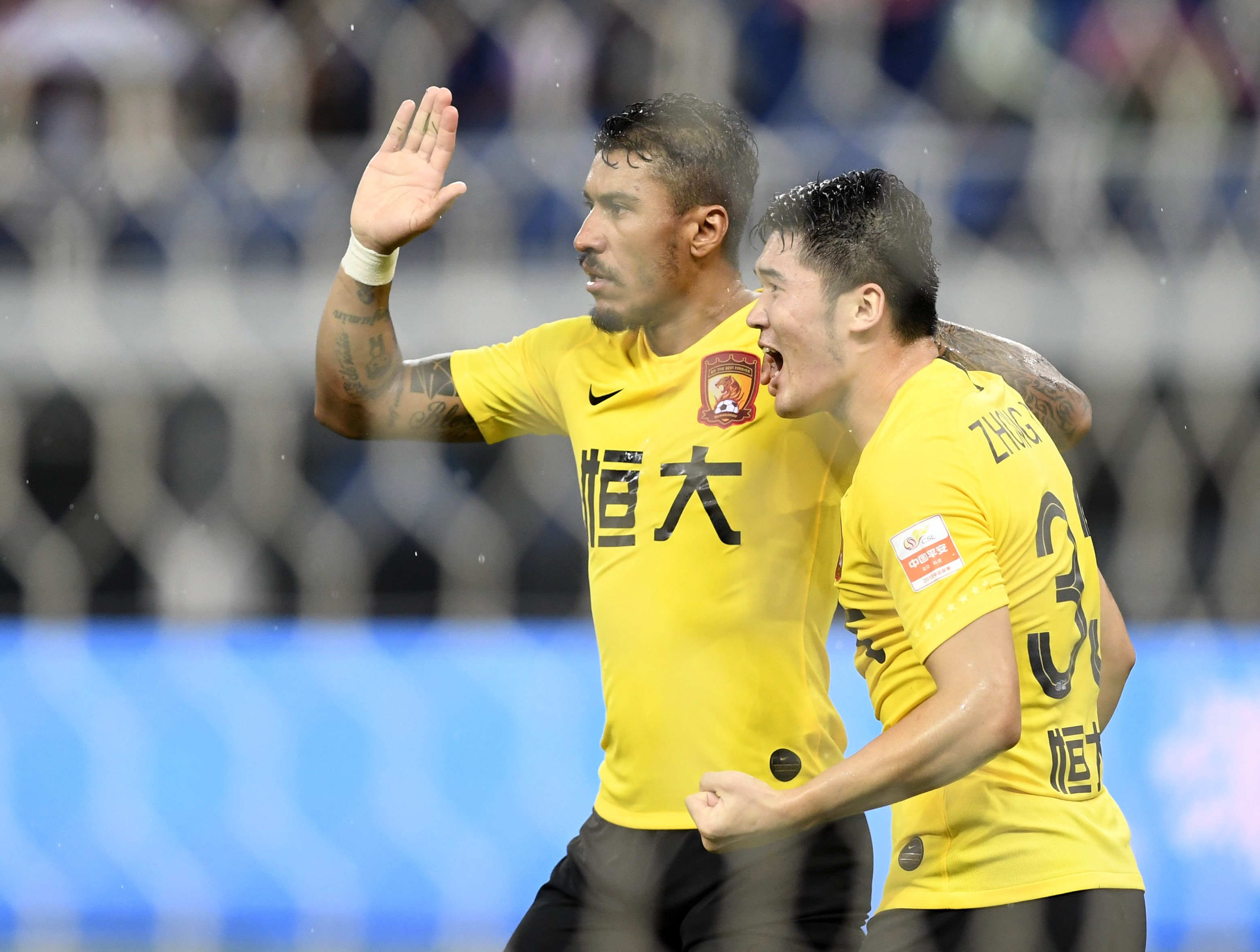 包含从加时末段波尔图战术微调到广州队集结日绝杀压哨，巴塞罗那完成体检备战中超的词条